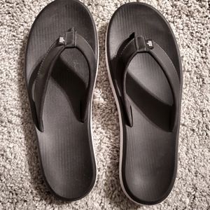 Black and white Nike flip flops